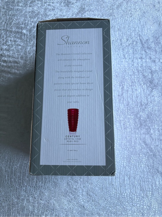 DEEP RIBBED SHANNON CRYSTAL GLASS VASE DESIGN OF IRELAND 8.5  SHANNON  Red Ribbed Glass Vase